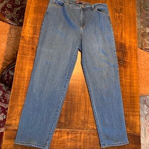 Gloria Vanderbilt “Amanda”, Medium wash, straight leg Jeans, size 16 Average